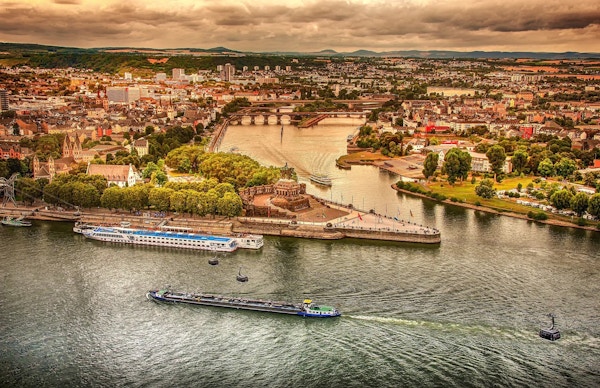 Två floder möts nära staden Koblenz