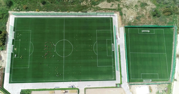 11-manna och 7-manna naturgräsplaner från ovan, lag som tränar fotboll, Arroyo Enmedio Football Pitches, Estepona, Malaga, Spain