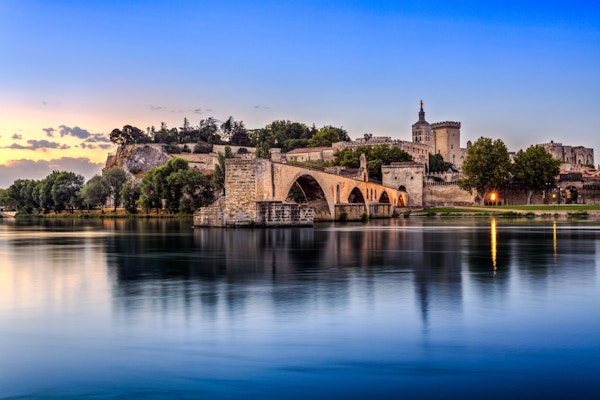 Avignon Bridge med påvarpalatset och Rhone-floden på soluppgången, Pont Saint-Benezet, Provence, Frankrike