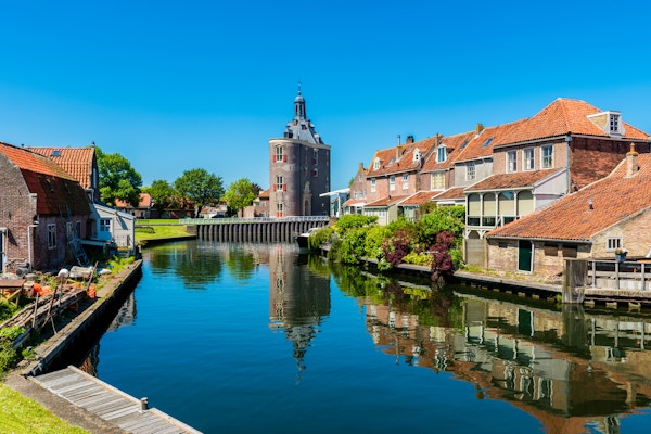 Hus längs kanalen i Enkhuizen Nederländerna