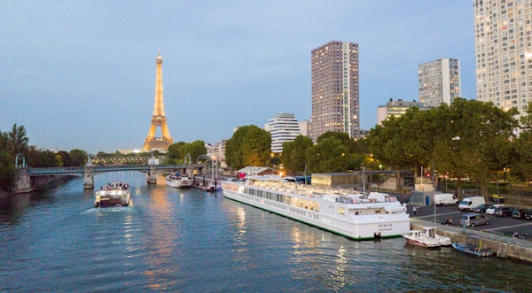 MS Renoir ligger på kajen på Seinen med Eiffeltornet i bakgrunden