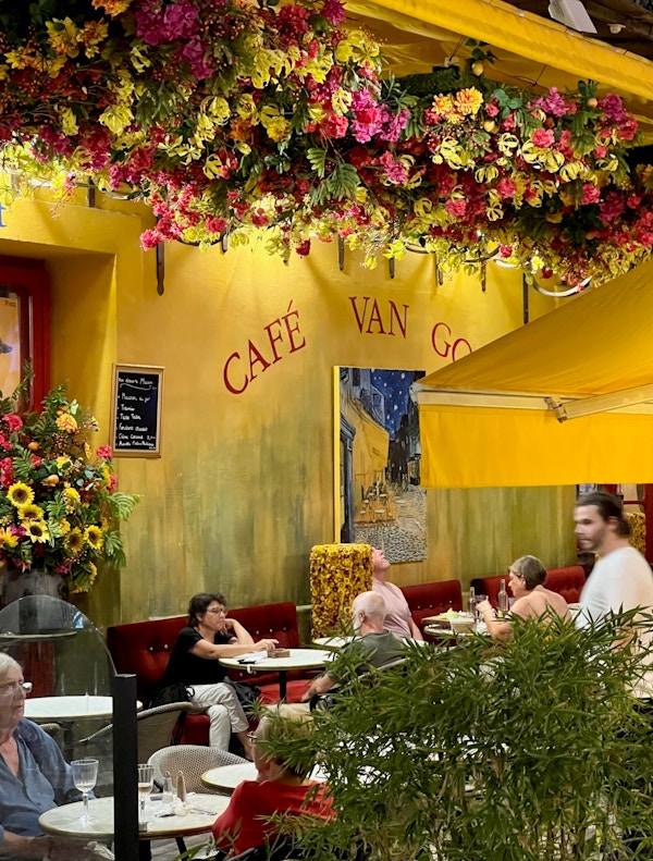 Vy över kaféet känt från Van Goghs tavla