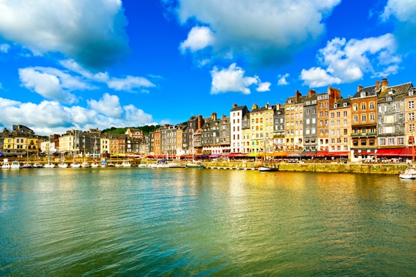 Honfleur berömda byn hamn horisont och vatten. Normandie, Frankrike, Europa.