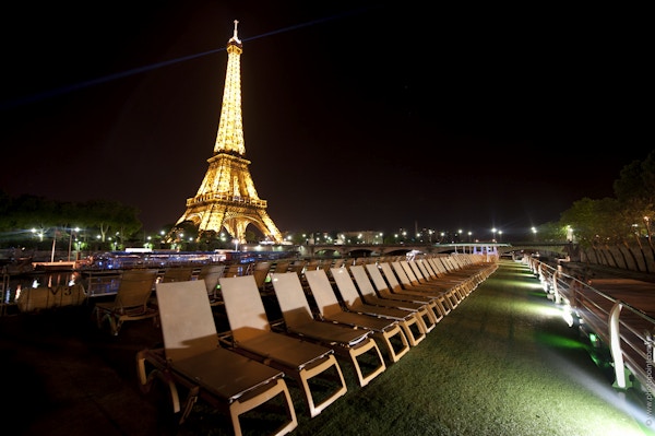Sikt över Eiffeltornet från skeppet MS Seine Princess på kvällen