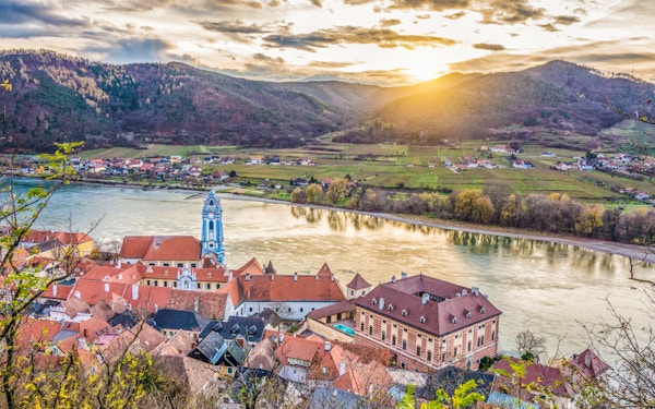 Panoramautsikt över den vackra Wachau-dalen med den historiska staden Durnstein och den berömda floden Donau i vackert gyllene kvällsljus vid solnedgången, regionen Lower Austria, Österrike