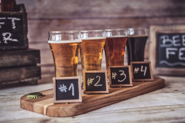 Craft Beer Tasting (Wood bakgrund) Craft Beer Tasting (Wood bakgrund)