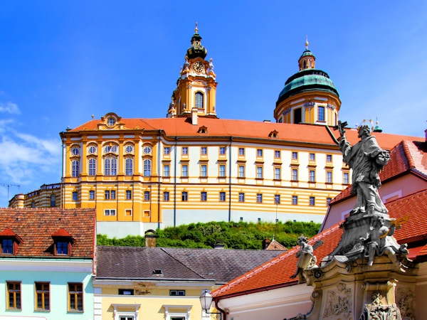 Sikt av den historiska klostret ovanför staden Melk, Österrike