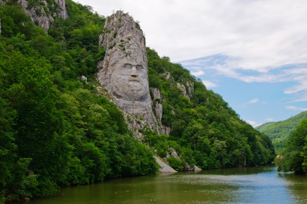 Skåret portrett av den dakianske kongen Decebal på Danubeelven, Iron Gates Naturpark, Romania