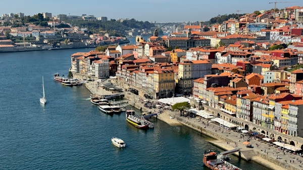 Vy över Porto med flod och hus