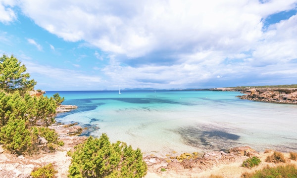 Utsikt över den vackra viken och segelbåtarna vid Cala Saona, Formentera.