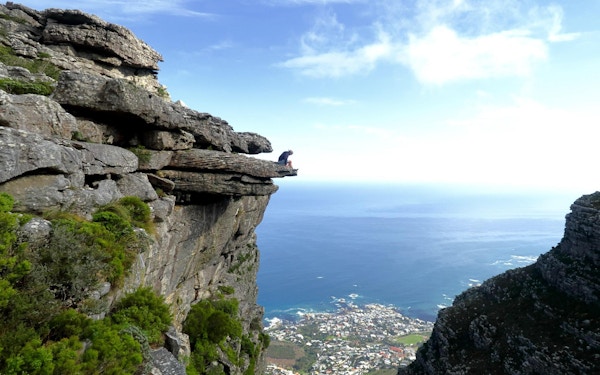 Vandring i bergen en solig dag med härlig utsikt över Kapstaden och Atlanten