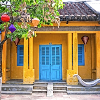 Gatene i Hoi An, Vietnam er foret med fargerike hjem og hus.