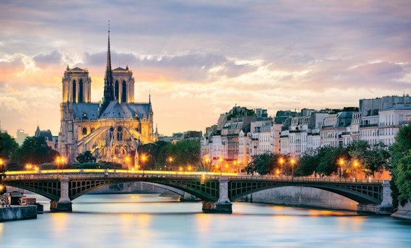 Kvällstemning med Notre Dame och Seinen