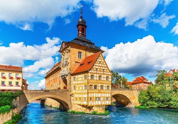 Scenisk sommar utsikt över Gamla stan arkitektur med stadshuset byggnad i Bamberg, Tyskland. Se även:
