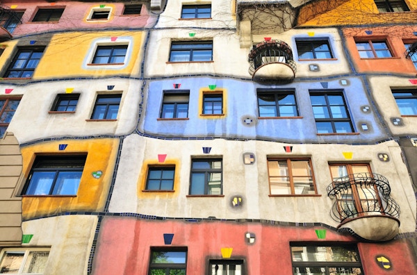 Hundertwasser House (Hundertwasserhaus) är ett lägenhetshus i Wien, Österrike, byggt efter tanken och konceptet om den österrikiska konstnären Friedensreich Hundertwasser med arkitekten Joseph Krawina som medförfattare. Detta expressionistiska landmärke i Wien ligger i Landstrae-distriktet på hörnet av Kegelgasse och Löwengasse.