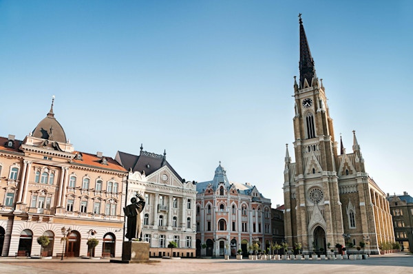 "Det centrala torget i Novi Sad, Serbien eller Trg Slobode. Synlig är traditionell arkitektur, parochial romersk-katolska kyrkan med namnet Marias och statyn av Svetozar Miletic. Se fler bilder som detta i:"