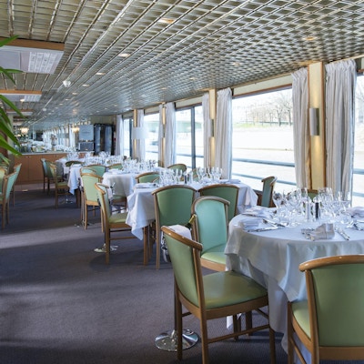 Restaurangen ombord på MS Botticelli-fartyget med utsikt över Seinen