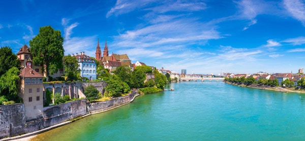 Gamla stan i Basel med den röda stenen Munster domkyrka och Rhinen, Schweiz.