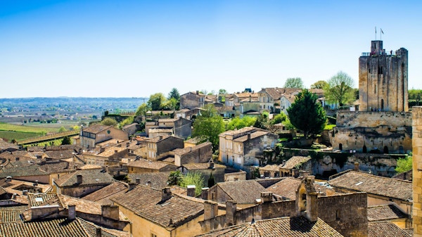 panoramautsikt över Saint-Emilion och vingården, nära Bordeaux i Frankrike