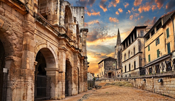 Arles, Frankrike: den forntida romerska arenan, en amfiteater från 1-talet, en av de bäst bevarade under antiken