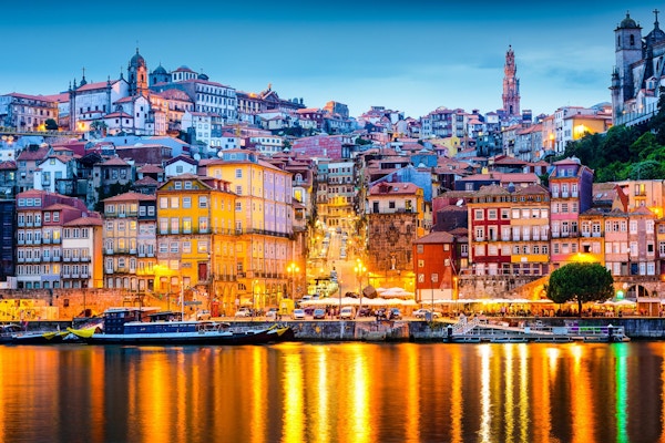 Porto, Portugal gammal stadshorisont från över Douro River.