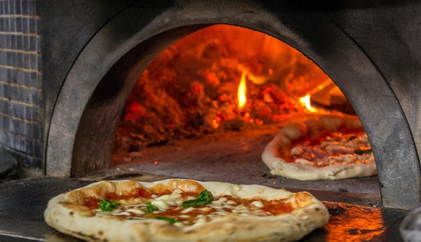 bild av en riktig pizzaugn i en av de mest berömda pizzeriaerna i Napoli