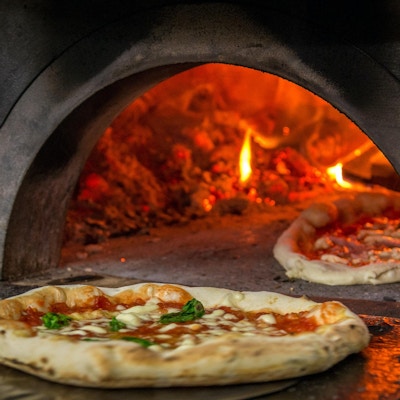 bild av en riktig pizzaugn i en av de mest berömda pizzeriaerna i Napoli