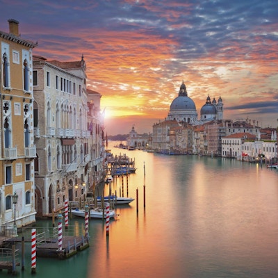 Vackra Venedig vid solnedgången