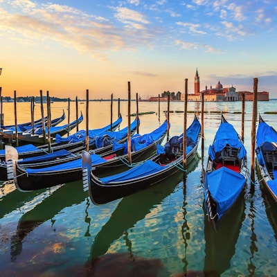 Venedig med berömda gondoler på soluppgången, Italien