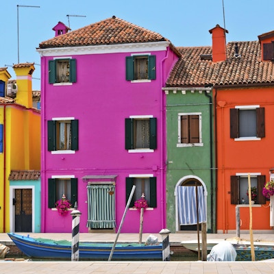 Hus i den färgrika italienska staden Burano nära Venedig, Italien