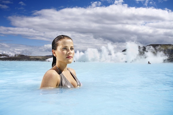 Kvinna bada i Blå Lagunen