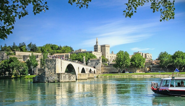Bron och Påvepalatset i Avignon