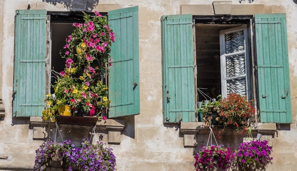 Målade fönster i Arles, Frankrike