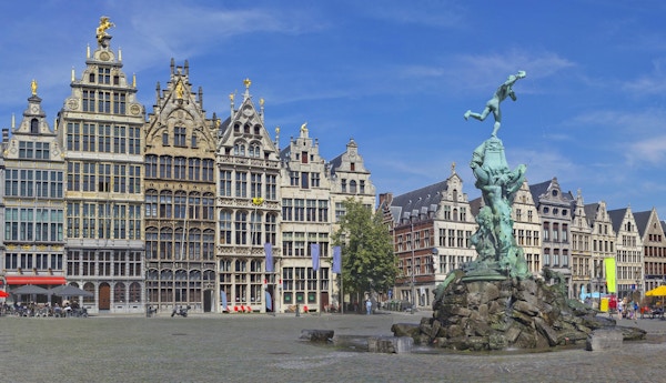 Antwerpen Grote Markt med berömd fontän och staty av Silvius Brabo. Medeltida byggnader i Antwerpen, Belgien