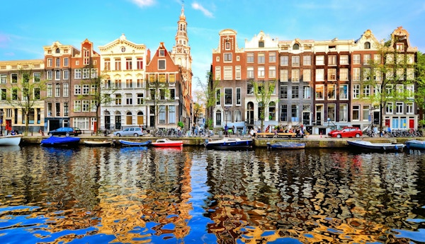 Kanalhus av Amsterdam i skymning med livliga reflexioner, Nederländerna