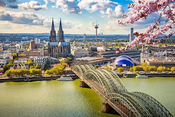 Flyg- sikt av Köln på våren, Tyskland