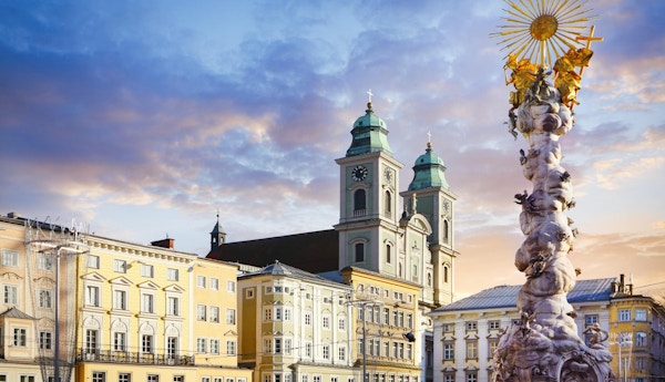 Huvudtorget i Linz med gamla domkyrkan (Alter Dom) och kolumnen Holy Trinity