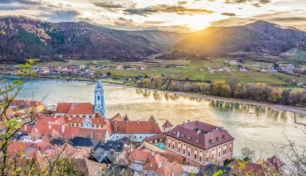 Panoramautsikt över den vackra Wachau-dalen med den historiska staden Durnstein och den berömda floden Donau i vackert gyllene kvällsljus vid solnedgången, regionen Lower Austria, Österrike