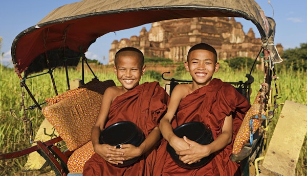 Porträtt av två unga buddhistiska munkar på hästvagnen, Bagan, Myanmar (Burma)