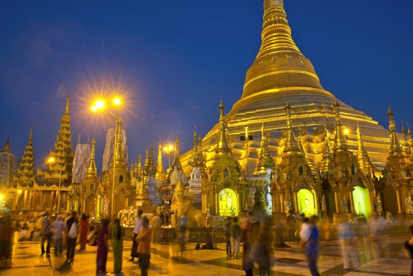 Shwedagon-pagoden i Yagon i gyllene kvällsljus, Myanmar