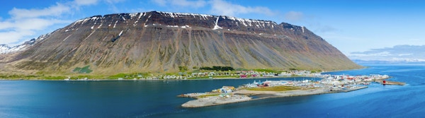 panoramautsikt över isafjörden, den största staden i västfjordarna, Island