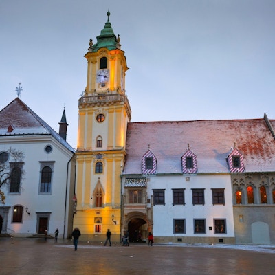 Sikt av det gamla stadshuset i Bratislava huvudsakliga fyrkant, Slovakien.