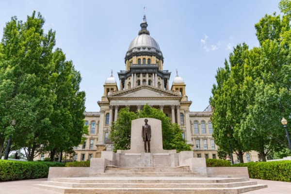 Abraham Lincoln staty framför Illinois State Capital Building i Springfield, Illinois