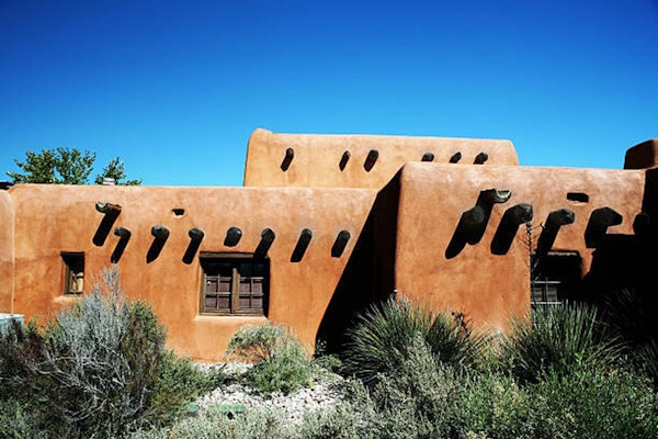 Inhemsk sante fe-stilarkitektur i New Mexico.