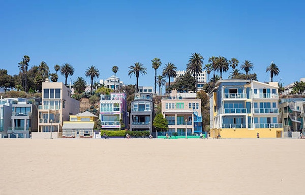 Santa Monica strandhus och strandpromenad.