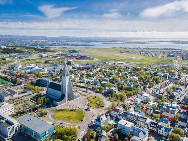 Reykjavik, Island, med Hallgrimskirkja kyrka. Antenn.