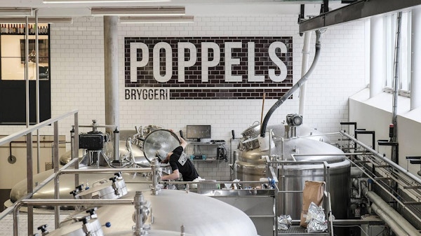 Bryggeriutrustning och stort Poppels logo på kakalvägg, Poppels Bryggeri, Göteborg, Sverige