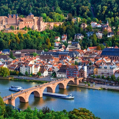 Res i Tyskland - stadsbild av den pittoreska historiska Heidelberg