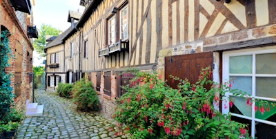 Pittoreska timmerbyggnader i Normandie staden Honfleur, Frankrike