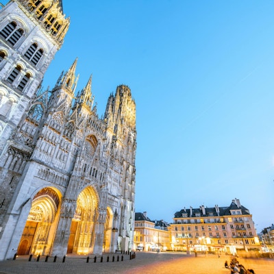 Nattsikt på den berömda upplysta katedralen i Rouen stad, huvudstaden i regionen Normandie i Frankrike
